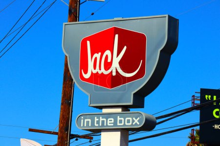 Foto de Los Angeles, California - 5 de octubre de 2023: JACK IN THE BOX American Fast Food Restaurant chain, sirviendo dedos de pollo, papas fritas, hamburguesas, hamburguesas con queso, sándwiches, tacos y rollos de huevo - Imagen libre de derechos