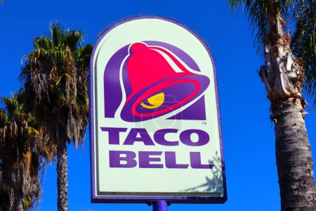 Téléchargez les photos : Los Angeles, Californie - 5 octobre 2023 : TACO BELL fast food restaurant. Taco Bell sert une variété d'aliments d'inspiration mexicaine qui comprennent des tacos, burritos, quesadillas et nachos - en image libre de droit