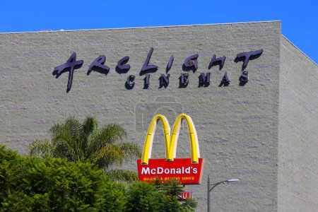 Foto de Hollywood, Los Ángeles, California - 5 de octubre de 2023: ArcLight Cinemas y McDonald 's Fast Food logos in Hollywood - Imagen libre de derechos