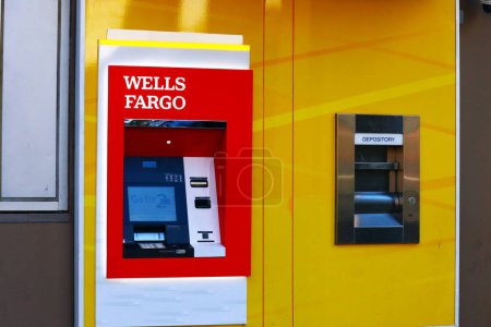 Foto de Los Angeles, California - 5 de octubre de 2023: WELLS FARGO ATM American multinational investment Bank, deposit account and Financial Services - Imagen libre de derechos