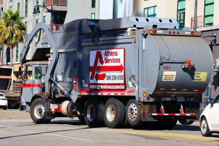Téléchargez les photos : Los Angeles, Californie - 5 octobre 2023 : Camion compacteur d'ordures Athènes Services - en image libre de droit