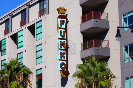 Foto de Hollywood, California - 5 de octubre de 2023: FUNKO Hollywood Store at 6201 Hollywood Blvd, Los Ángeles. Funko es una empresa americana que colecciona artículos de colección, conocida por sus estatuillas de vinilo con licencia - Imagen libre de derechos
