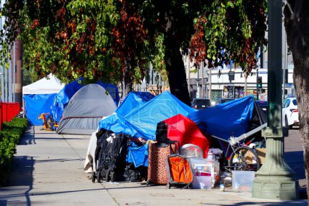 Téléchargez les photos : Hollywood, Californie - 5 octobre 2023 : Maisons de tente pour sans-abri à Hollywood, Los Angeles - en image libre de droit