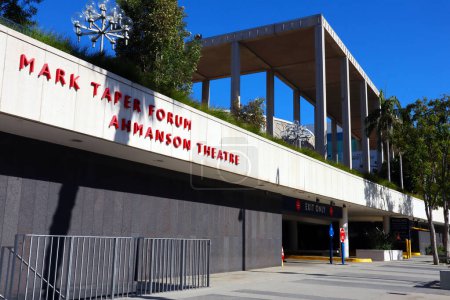 Foto de Los Ángeles, California - 7 de octubre de 2023: The Music Center, Mark Taper Forum, Ahmanson Theatre, 135 N Grand Ave, Los Ángeles - Imagen libre de derechos