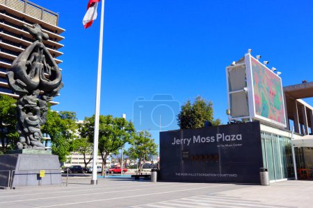 Foto de Los Ángeles, California - 7 de octubre de 2023: Jerry Moss Plaza, plaza al aire libre en el Los Angeles Music Center ubicado en 135 N Grand Ave, Los Ángeles - Imagen libre de derechos