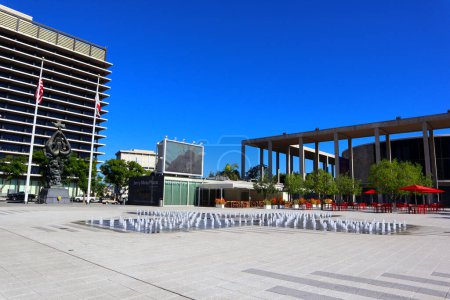 Foto de Los Ángeles, California - 7 de octubre de 2023: Jerry Moss Plaza, plaza al aire libre en el Los Angeles Music Center ubicado en 135 N Grand Ave, Los Ángeles - Imagen libre de derechos