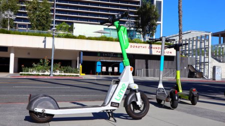 Téléchargez les photos : Los Angeles, Californie - 7 octobre 2023 : Partage de scooters électriques à micro-mobilité à la chaux - en image libre de droit