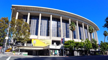 Foto de Los Ángeles, California - 7 de octubre de 2023: The Music Center, Dorothy Chandler Pavilion, LA Opera located at 135 N Grand Ave, Los Angeles - Imagen libre de derechos