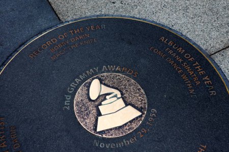 Foto de Los Angeles, California - 7 de octubre de 2023: El Paseo de la Fama del Grammy - 2º Premios Grammy 1960: BOBBY DARIN y FRANK SINATRA - Imagen libre de derechos