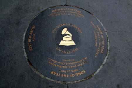 Téléchargez les photos : Los Angeles, Californie - 7 octobre 2023 : The Grammy Walk of Fame - 51e Grammy Awards 2009 : ADELE, ROBERT PLANT et ALISON KRAUSS - en image libre de droit