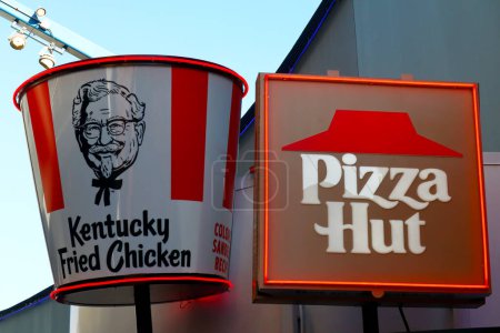 Foto de Universal City, Hollywood, California - 3 de octubre de 2023: KFC Kentucky Fried Chicken and Pizza Hut restaurants on CityWalk at Universal Studios Hollywood - Imagen libre de derechos