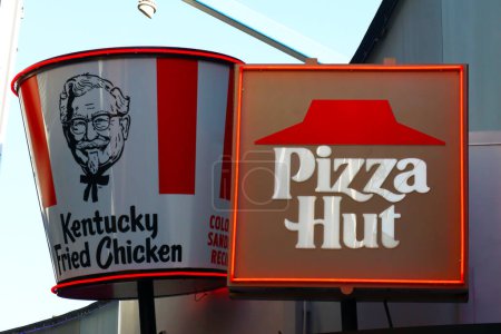 Téléchargez les photos : Universal City, Hollywood, Californie - 3 octobre 2023 : KFC Kentucky Fried Chicken and Pizza Hut restaurants on CityWalk at Universal Studios Hollywood - en image libre de droit