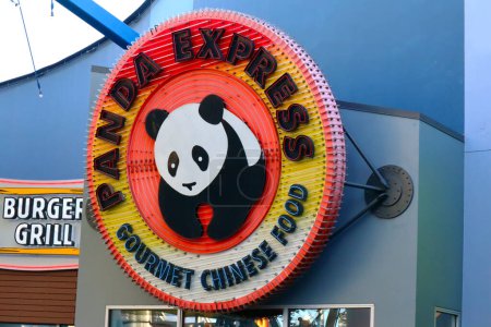 Foto de Universal City, Hollywood, California - 3 de octubre de 2023: Panda Express Gourmet Chinese Food restaurante en CityWalk en Universal Studios Hollywood - Imagen libre de derechos