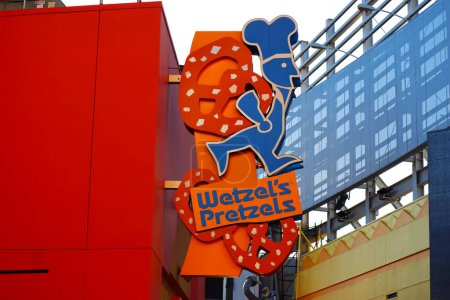 Téléchargez les photos : Universal City, Hollywood, Californie - 3 octobre 2023 : Wetzel's Pretzels, chaîne américaine de fast-foods, spécialisée dans les bretzels et les hot-dogs - en image libre de droit