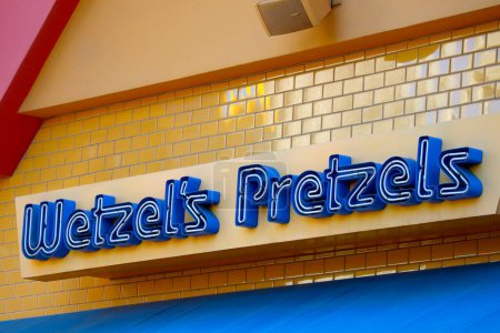 Téléchargez les photos : Universal City, Hollywood, Californie - 3 octobre 2023 : Wetzel's Pretzels, chaîne américaine de fast-foods, spécialisée dans les bretzels et les hot-dogs - en image libre de droit