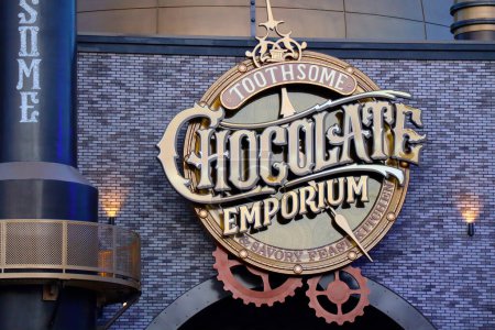 Téléchargez les photos : Universal City, Hollywood, Californie - 3 octobre 2023 : The Toothsome Chocolate Emporium and Savory Feast Kitchen on CityWalk at Universal Studios Hollywood - en image libre de droit