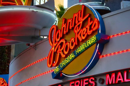 Foto de Universal City, Hollywood, California - 3 de octubre de 2023: Johnny Rockets, The Original Hamburger. Hamburguesas icónicas, batidos, papas fritas y diversión en CityWalk en Universal Studios Hollywood - Imagen libre de derechos