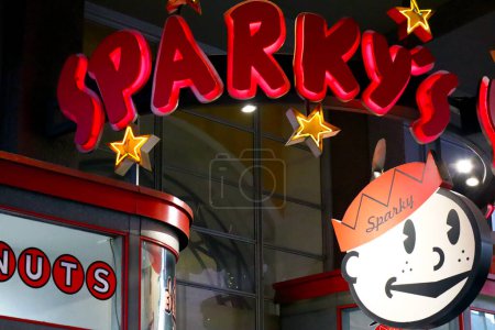 Foto de Universal City, Hollywood, California - 3 de octubre de 2023: Sparky 's Mini Donuts and Chocolates on CityWalk at Universal Studios Hollywood - Imagen libre de derechos