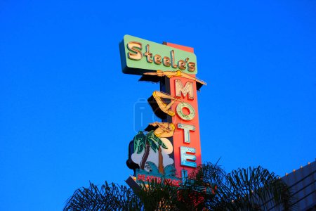 Foto de Universal City, Hollywood, California - 3 de octubre de 2023: El cartel del Motel Steele, restaurado por el Museo de Arte Neón, se exhibe a lo largo de CityWalk en Universal Studios Hollywood - Imagen libre de derechos