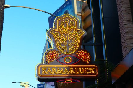 Foto de Universal City, Hollywood, California - 3 de octubre de 2023: Tienda de la marca KARMA y LUCK Spiritual Lifestyle en CityWalk en Universal Studios Hollywood - Imagen libre de derechos