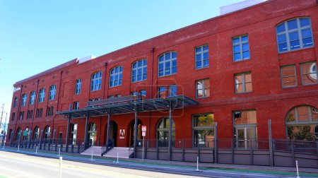 Téléchargez les photos : San Francisco, Californie - 23 octobre 2023 : Adobe Systems Incorporated Building. Construit en 1905. Édifice Baker and Hamilton situé au 601, rue Townsend - en image libre de droit