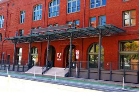 Téléchargez les photos : San Francisco, Californie - 23 octobre 2023 : Adobe Systems Incorporated Building. Construit en 1905. Édifice Baker and Hamilton situé au 601, rue Townsend - en image libre de droit