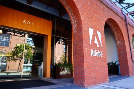 Foto de San Francisco, California - 23 de octubre de 2023: Adobe Systems Incorporated Building. Construido en 1905. Edificio Baker y Hamilton ubicado en 601 Townsend Street - Imagen libre de derechos