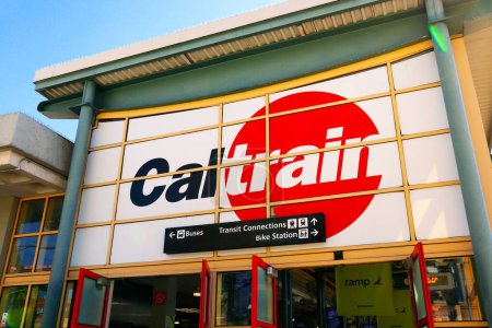 Foto de San Francisco, California - 23 de octubre de 2023: Estación de tren de San Francisco Caltrain. Caltrain es una línea de tren de cercanías de California que sirve la península de San Francisco y el valle de Santa Clara. - Imagen libre de derechos