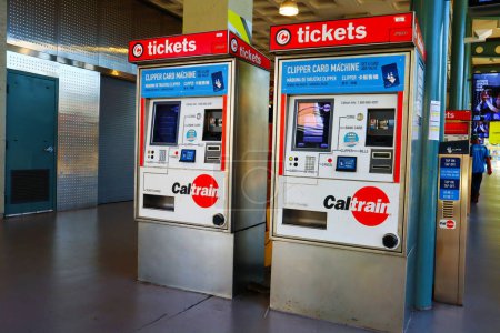 Foto de San Francisco, California - 23 de octubre de 2023: Caltrain Tickets Machines at San Francisco Caltrain Station. La línea de ferrocarril de Caltrain que sirve a la Península de San Francisco y al Valle de Santa Clara - Imagen libre de derechos