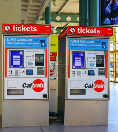 Foto de San Francisco, California - 23 de octubre de 2023: Caltrain Tickets Machines at San Francisco Caltrain Station. La línea de ferrocarril de Caltrain que sirve a la Península de San Francisco y al Valle de Santa Clara - Imagen libre de derechos