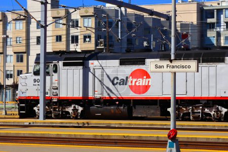 Foto de San Francisco, California - 23 de octubre de 2023: Tren Caltrain en la estación de Caltrain de San Francisco. La línea de ferrocarril de Caltrain que sirve a la Península de San Francisco y al Valle de Santa Clara - Imagen libre de derechos