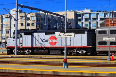 Téléchargez les photos : San Francisco, Californie - 23 octobre 2023 : train Caltrain à la gare Caltrain de San Francisco. La ligne ferroviaire Caltrain desservant la péninsule de San Francisco et la vallée de Santa Clara - en image libre de droit