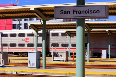 Foto de San Francisco, California - 23 de octubre de 2023: Tren Caltrain en la estación de Caltrain de San Francisco. La línea de ferrocarril de Caltrain que sirve a la Península de San Francisco y al Valle de Santa Clara - Imagen libre de derechos