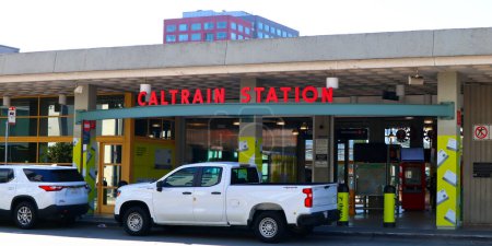Foto de San Francisco, California - 23 de octubre de 2023: Estación de tren de San Francisco Caltrain. Caltrain es una línea de tren de cercanías de California que sirve la península de San Francisco y el valle de Santa Clara. - Imagen libre de derechos