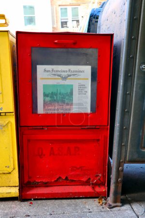 Téléchargez les photos : San Francisco, Californie - 25 octobre 2023 : Boîtes distributrices de journaux San Francisco Examiner - en image libre de droit