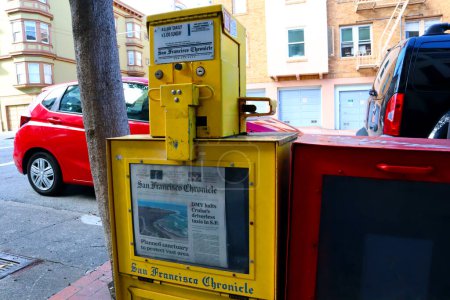 Foto de San Francisco, California - 25 de octubre de 2023: San Francisco Examiner newspaper vending boxes - Imagen libre de derechos
