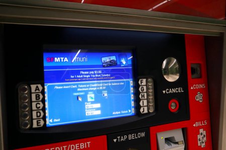 Foto de San Francisco, California 21 de octubre de 2023: SFMTA MUNI Clipper Ticket Vending Machine, Agencia Municipal de Transporte de San Francisco - Imagen libre de derechos