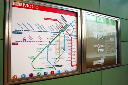 Téléchargez les photos : San Francisco, Californie - 21 octobre 2023 : Carte d'information sur le transport en commun par métro SFMTA MUNI - en image libre de droit
