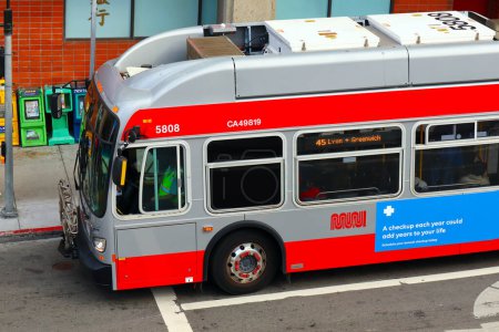 Téléchargez les photos : San Francisco, Californie - 21 octobre 2023 : SFMTA MUNI Bus, San Francisco Municipal Transportation Agency, au centre-ville de San Francisco - en image libre de droit