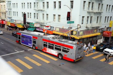 Foto de San Francisco, California - 21 de octubre de 2023: SFMTA MUNI Bus, Agencia Municipal de Transporte de San Francisco, en el centro de San Francisco - Imagen libre de derechos
