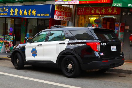 Foto de San Francisco, California 21 de octubre de 2023: SFPD San Francisco Police Department Car in Chinatown, chinese ethnic neighborhood in San Francisco downtown - Imagen libre de derechos