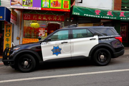 Foto de San Francisco, California 21 de octubre de 2023: SFPD San Francisco Police Department Car in Chinatown, chinese ethnic neighborhood in San Francisco downtown - Imagen libre de derechos