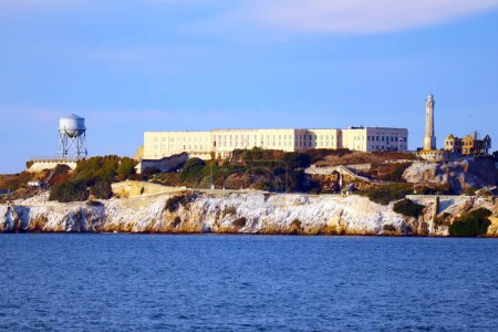 Foto de San Francisco, California - 21 de octubre de 2023: vista de la isla de Alcatraz con prisión - Imagen libre de derechos