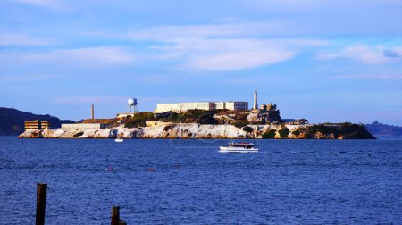 Foto de San Francisco, California - 21 de octubre de 2023: vista de la isla de Alcatraz con prisión - Imagen libre de derechos