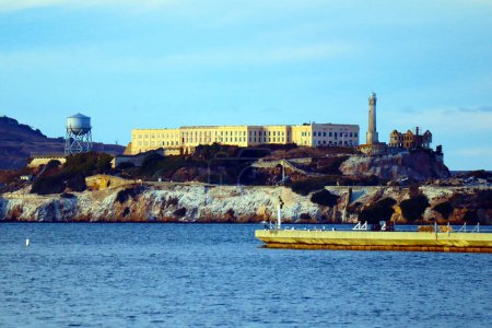 Téléchargez les photos : San Francisco, Californie - 21 octobre 2023 : vue de l'île d'Alcatraz avec prison - en image libre de droit