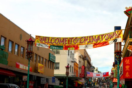 Téléchargez les photos : San Francisco, Californie - 21 octobre 2023 : vue sur Chinatown, quartier ethnique chinois du centre-ville de San Francisco - en image libre de droit