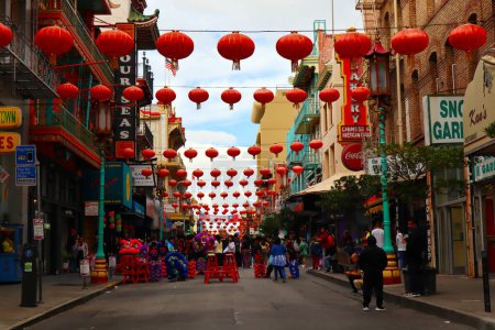 Foto de San Francisco, California - 21 de octubre de 2023: vista de Chinatown, barrio étnico chino en el centro de San Francisco - Imagen libre de derechos