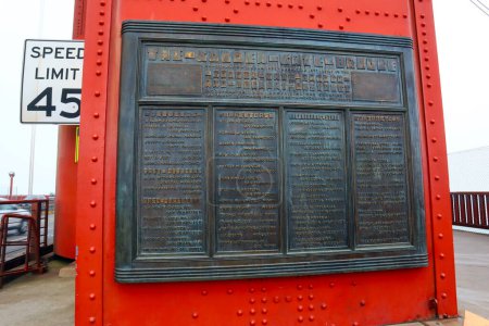 Foto de San Francisco, California - 24 de octubre de 2023: Placa histórica en el pilón del puente Golden Gate con los nombres del personal, ingenieros, contratistas, directores y oficiales de 1933 a 1937 - Imagen libre de derechos
