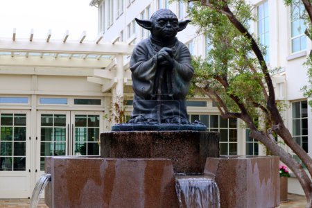 Téléchargez les photos : San Francisco, Californie - 24 octobre 2023 : YODA Fountain. Fontaine avec une statue en bronze du personnage de Star Wars Yoda, installée dans les bureaux de Lucasfilm à San Francisco - en image libre de droit