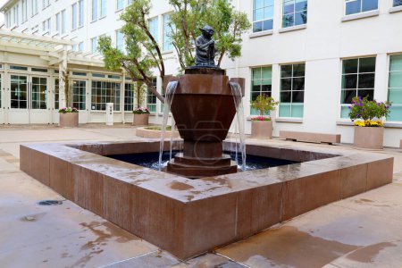 Téléchargez les photos : San Francisco, Californie - 24 octobre 2023 : YODA Fountain. Fontaine avec une statue en bronze du personnage de Star Wars Yoda, installée dans les bureaux de Lucasfilm à San Francisco - en image libre de droit